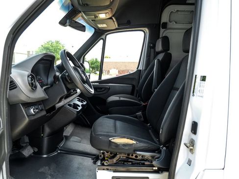 Used 2023 Mercedes-Benz Sprinter 2500 image 3