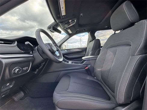 New 2025 Jeep Grand Cherokee Laredo X w/ Luxury Tech Group I image 18