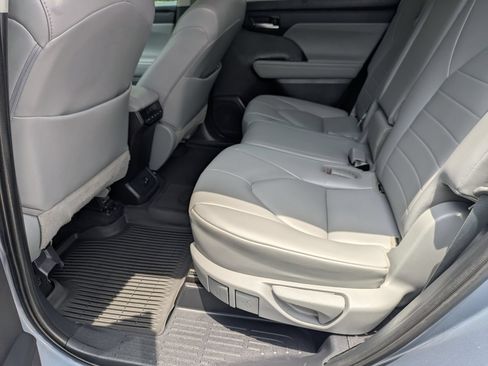 Used 2021 Toyota Highlander XLE FWD image 26