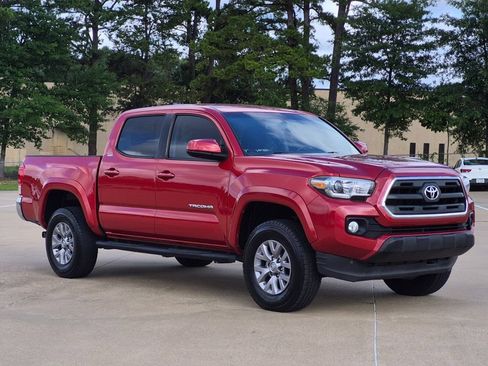 Used 2017 Toyota Tacoma SR5 w/ Tow Package RWD image 3