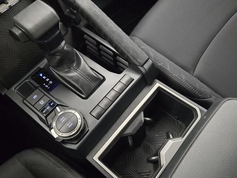 Used 2025 Toyota Tacoma SR5 AWD/4WD image 21