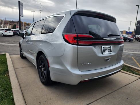 Used 2024 Chrysler Pacifica Touring-L image 7