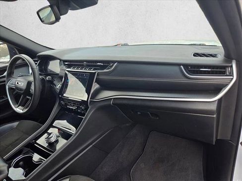 Used 2023 Jeep Grand Cherokee L Laredo image 17