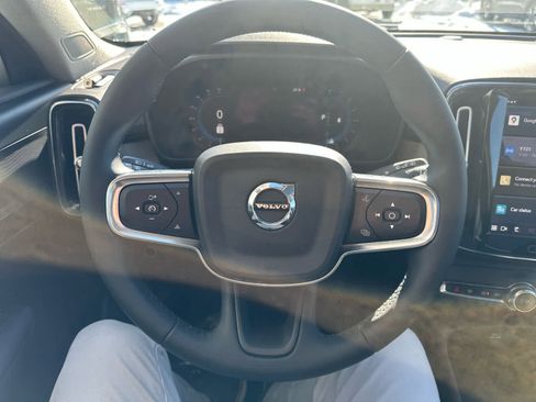 Used 2023 Volvo XC40 B5 Plus w/ Climate Package image 18