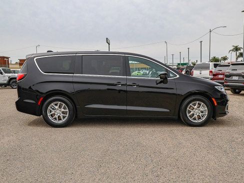Used 2026 Chrysler Pacifica Select FWD image 3