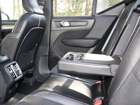 Used 2019 Volvo XC40 T5 R-Design image 30