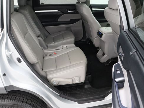 Used 2019 Toyota Highlander XLE FWD image 39