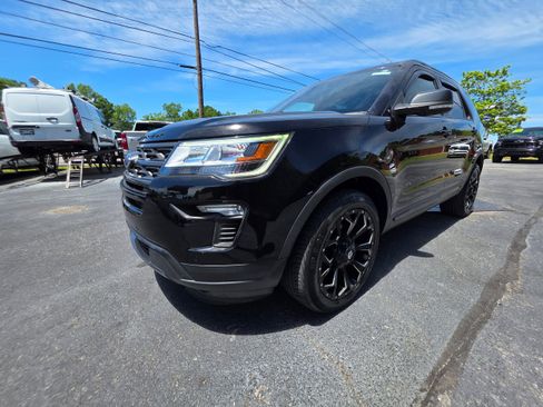 Used 2019 Ford Explorer XLT w/ Equipment Group 202A AWD/4WD image 3