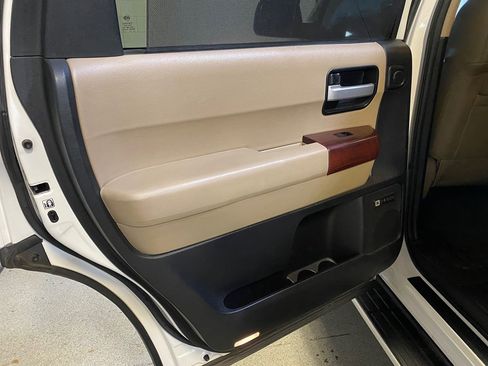 Used 2014 Toyota Sequoia Platinum AWD/4WD image 21