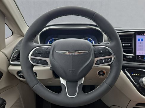Used 2023 Chrysler Pacifica Touring-L FWD image 13