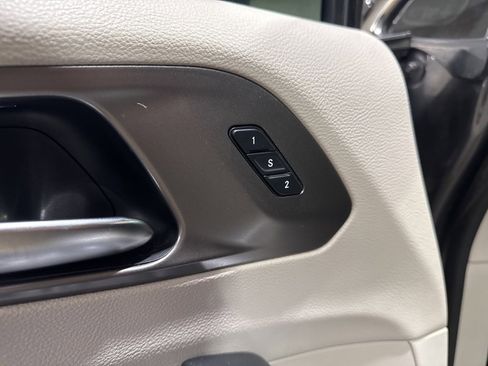 Used 2020 Chrysler Pacifica Touring-L image 13