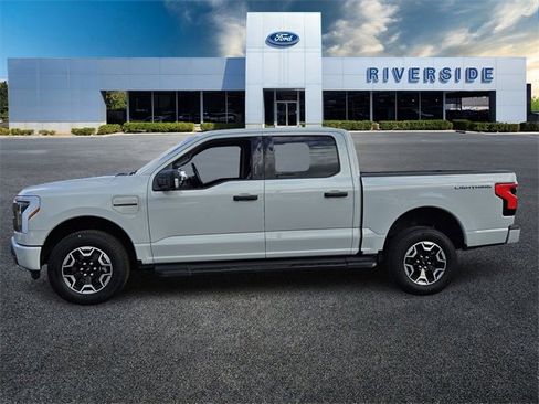 Used 2023 Ford F150 Lightning XLT image 4