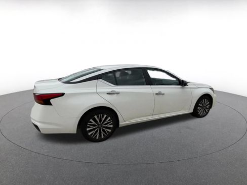 Used 2025 Nissan Altima 2.5 SV FWD image 15