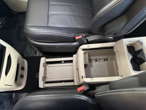 Used 2015 Chrysler Town & Country Touring FWD image 34