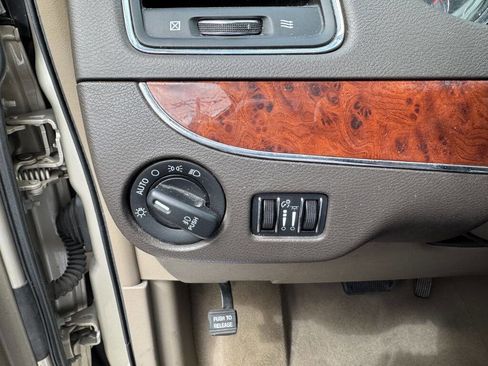 Used 2014 Chrysler Town & Country Touring-L image 18