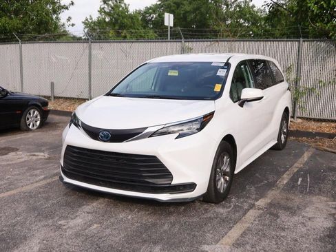 Certified 2024 Toyota Sienna LE FWD image 4