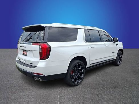 Used 2025 GMC Yukon XL Denali Ultimate w/ LPO, Illumination Package AWD/4WD image 5