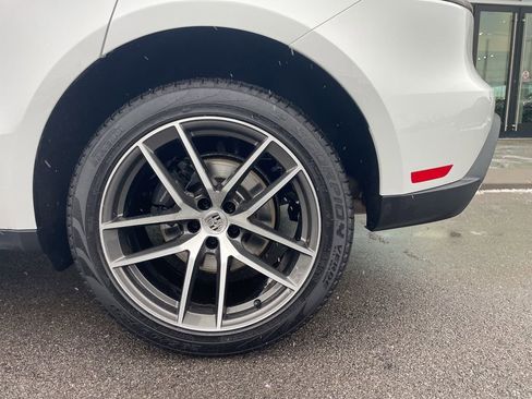 Certified 2025 Porsche Macan image 14