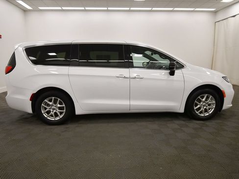 Used 2025 Chrysler Pacifica Select FWD image 9