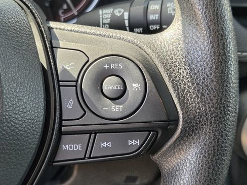 Used 2025 Toyota RAV4 XLE FWD image 23