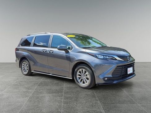Used 2025 Toyota Sienna XLE w/ XLE Plus Package AWD/4WD image 7