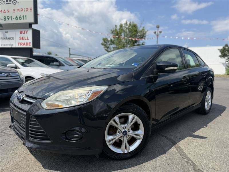 Used 2013 Ford Focus SE w/ Cargo Management Pkg FWD image 2