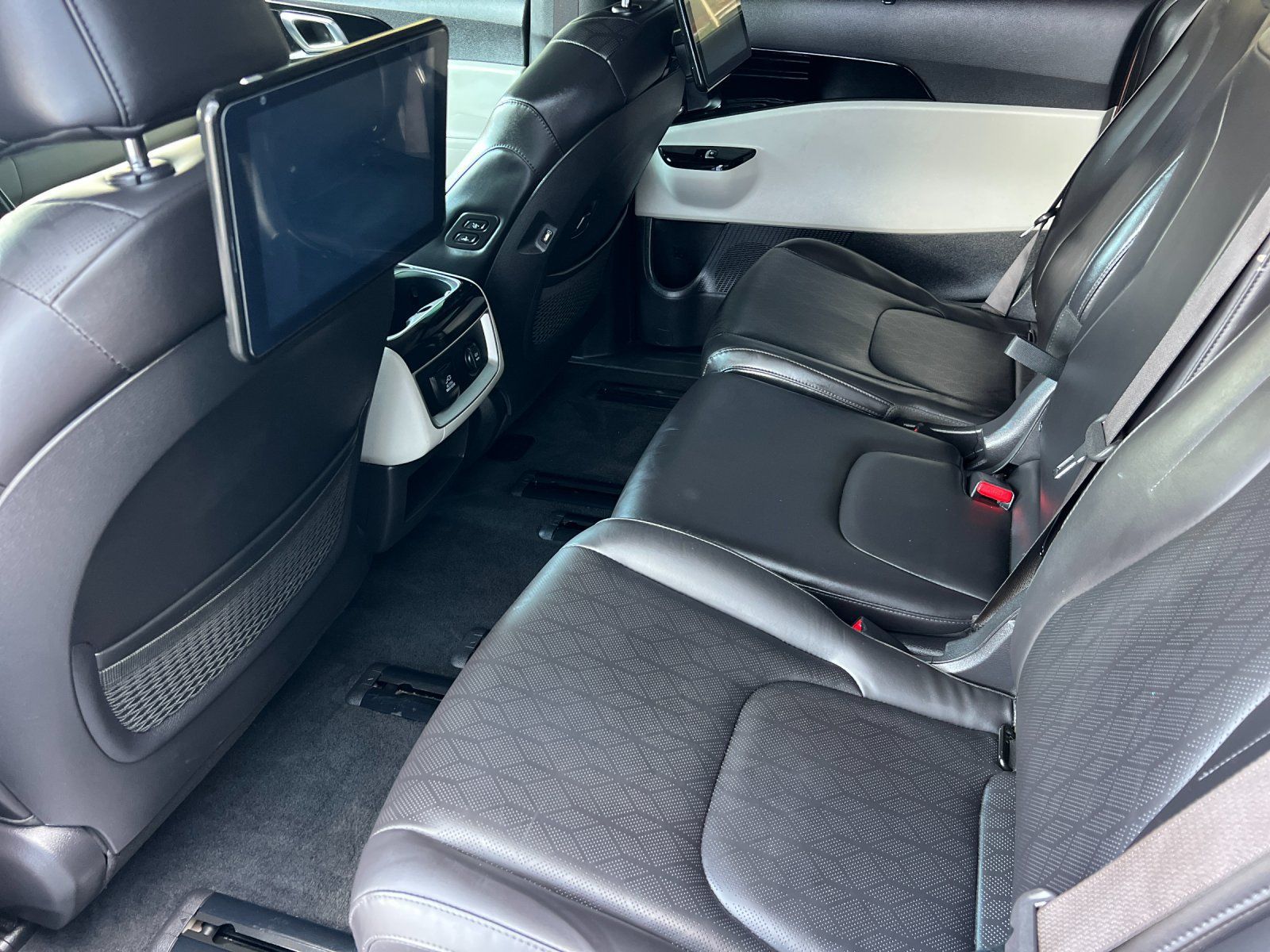 Certified 2024 Kia Carnival SX FWD image 11
