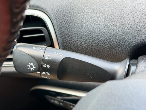 Used 2021 Toyota Prius XLE FWD image 33