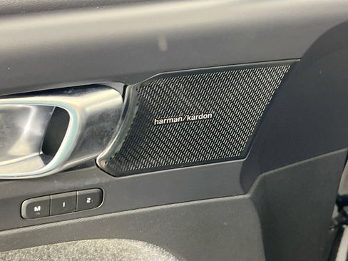 Used 2022 Volvo XC40 T5 R-Design w/ Advanced Package image 18