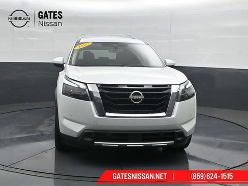 Used 2025 Nissan Pathfinder SL AWD/4WD image 5
