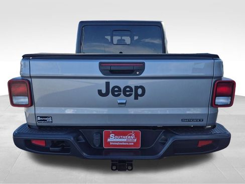 Used 2021 Jeep Gladiator Sport image 4