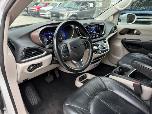 Used 2018 Chrysler Pacifica Touring-L Plus FWD image 11