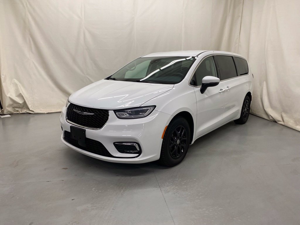 Used 2023 Chrysler Pacifica Touring-L FWD image 2