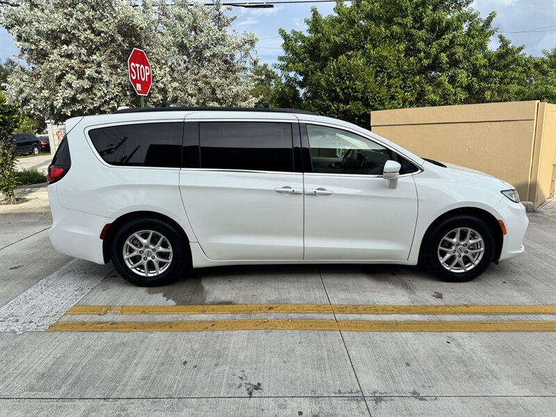 Used 2022 Chrysler Pacifica Touring-L FWD image 5