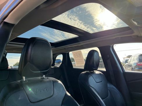 Used 2022 Jeep Cherokee Limited image 11