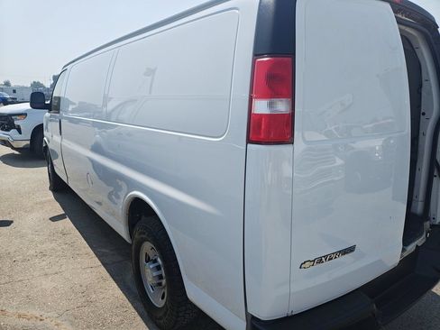 Used 2018 Chevrolet Express 3500 Extended w/ Driver Convenience Package RWD image 7