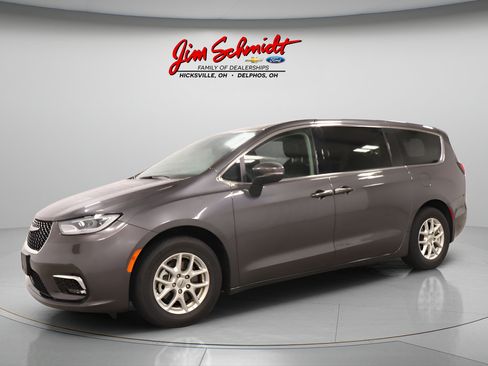 Used 2023 Chrysler Pacifica Touring-L FWD image 2