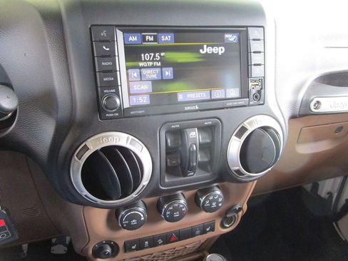 Used 2017 Jeep Wrangler Unlimited Sahara w/ Connectivity Group image 34