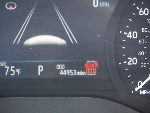 Used 2025 Toyota Sienna XLE image 27