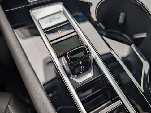 Used 2025 Volkswagen Atlas Cross Sport SEL image 32