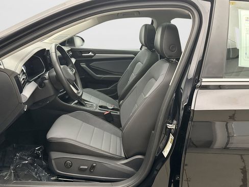 Used 2025 Volkswagen Jetta SE w/ Sunroof Package FWD image 11