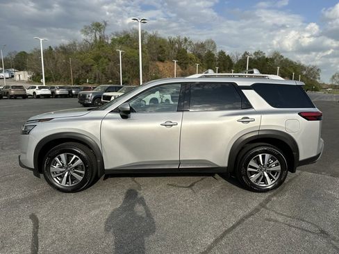 Used 2024 Nissan Pathfinder SL w/ Lighting Package (N92) image 4
