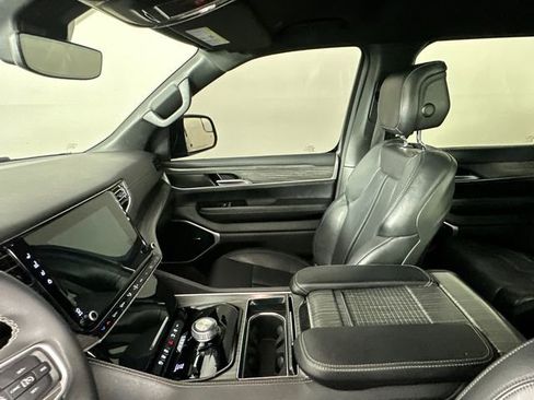 Certified 2024 Jeep Wagoneer L Series II w/ Flexible Seating Group AWD/4WD image 22