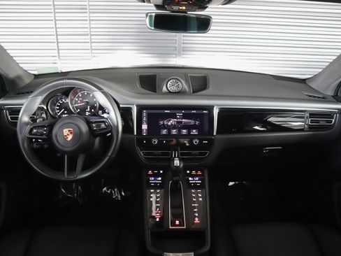 Used 2024 Porsche Macan AWD/4WD image 13