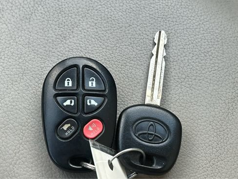 Used 2013 Toyota Sienna XLE image 43