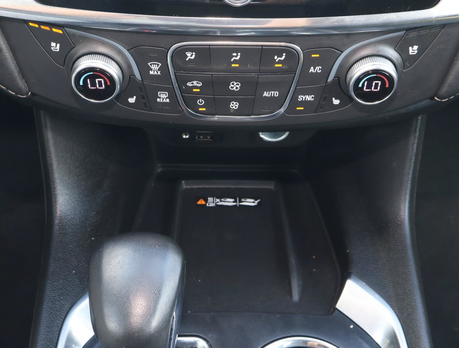 Used 2023 Chevrolet Traverse Premier FWD image 27