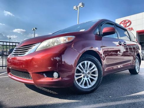 Used 2017 Toyota Sienna XLE w/ XLE Navigation Package FWD image 4