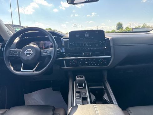 Used 2025 Nissan Pathfinder Platinum FWD image 15