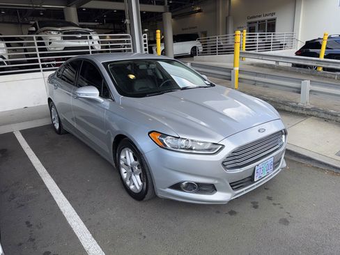 Used 2016 Ford Fusion SE w/ Equipment Group 202A image 3