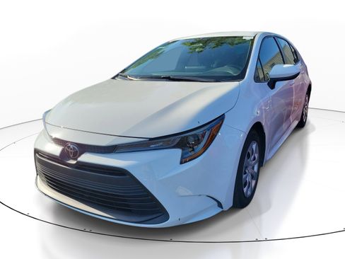 Used 2023 Toyota Corolla LE FWD image 3